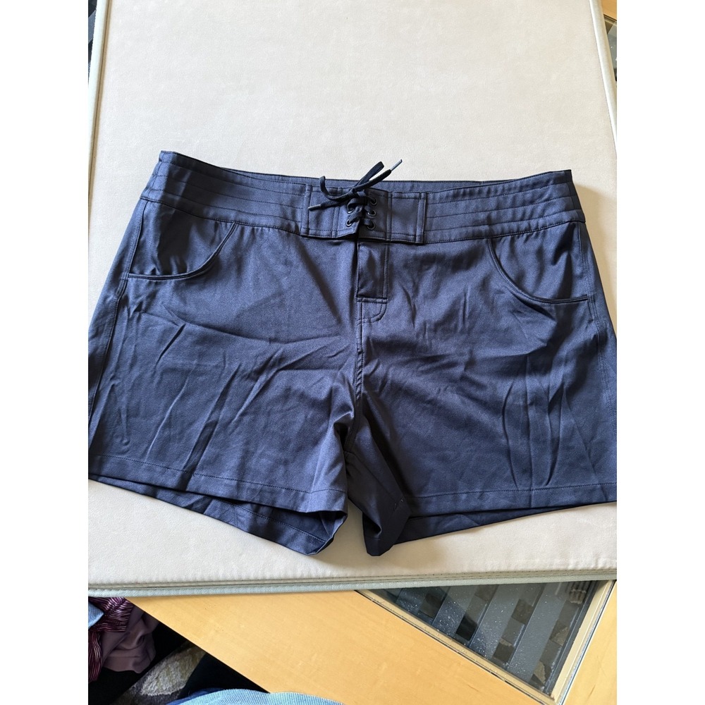 Reebok Womans Shorts Black Size 16